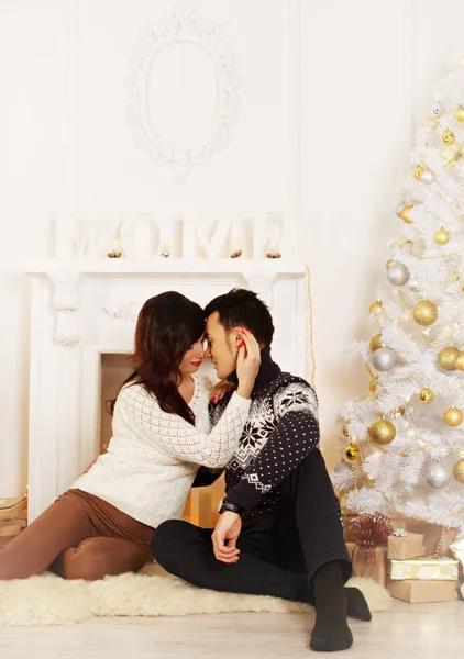 Jovem Concurso Casal Amoroso Natal Interior Leve — Fotografia de Stock