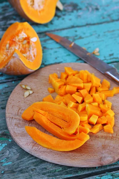 多汁的橙色南瓜木制的桌子上 — 图库照片