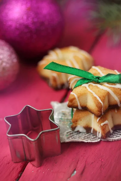 Chocolade Koekjes Gebonden Een Groene Lint Gift Een Houten Achtergrond — Stockfoto