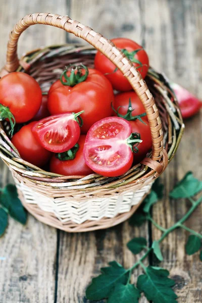 Tomates Domésticos Uma Cesta Uma Mesa Madeira — Fotografia de Stock