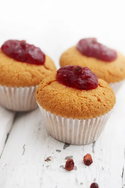 Rostige Muffins Mit Preiselbeermarmelade Auf Dem Tisch — Stockfoto