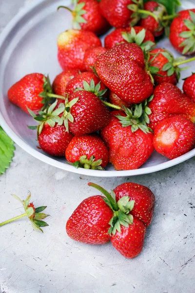 Fraises Biologiques Juteuses Fraîches Dans Vieux Bol Métal — Photo