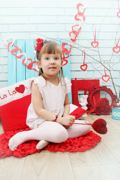 Маленькая Девочка Праздничном Декоре День Святого Валентина — стоковое фото