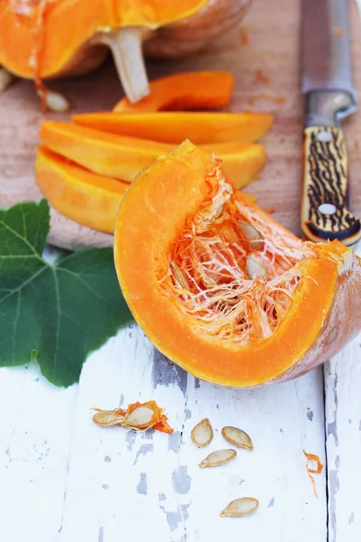 Saftiger Orangefarbener Kürbis Auf Einem Holztisch — Stockfoto