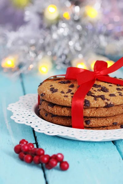 Biscoitos Chocolate Amarraram Uma Faixa Vermelha Presente Fundo Madeira Fundo — Fotografia de Stock