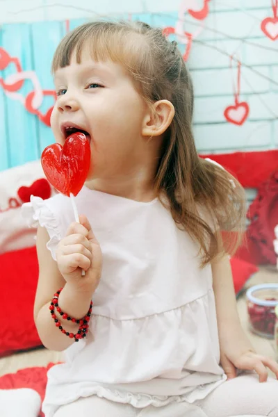 Krásná Dívka Drží Lízátko Tvaru Srdce — Stock fotografie