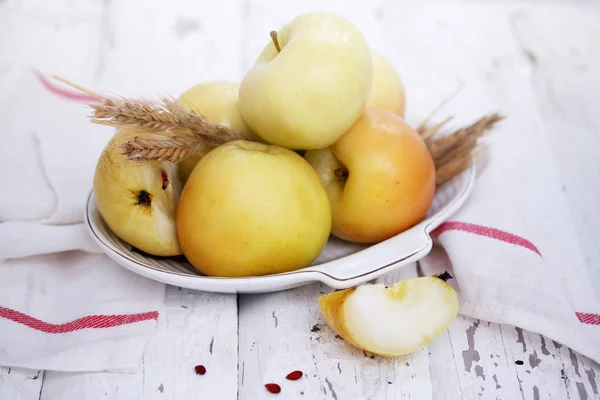 Maçãs Conserva Barril Com Espiguetas Centeio — Fotografia de Stock