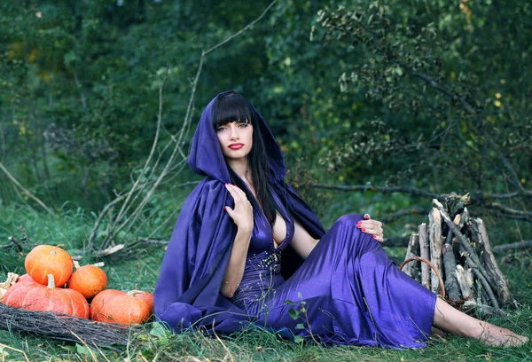 Hermosa Bruja Sexy Capa Púrpura —  Fotos de Stock