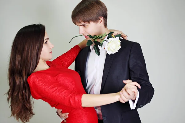 Joven Hermosa Pareja Bailando Tango Con Una Rosa — Foto de Stock