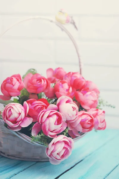 美丽的人工玫瑰在柳条篮子里 — 图库照片