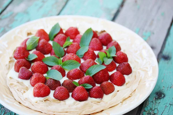 Pavlova Med Jordgubbar Och Mynta Tallrik — Stockfoto