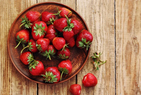 Fresh Juicy Organic Strawberries Old Clay Bowl — Stock Photo, Image