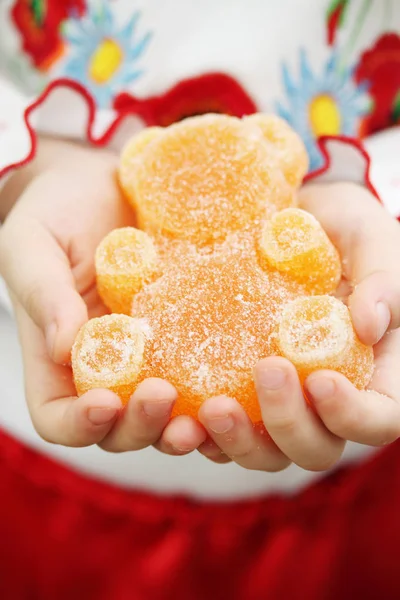 Liten Flicka Håller Nallebjörn Marmelad Närbild — Stockfoto