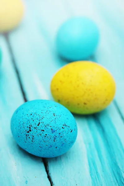 Spotted Colored Eggs Wooden Board — Stock Photo, Image