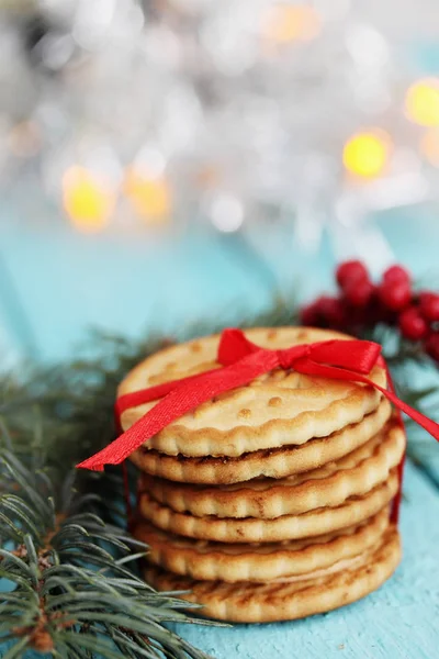 Пісочне Печиво Наповнене Білим Шоколадом Синьому Фоні Різдвяний Фон Місцем — стокове фото