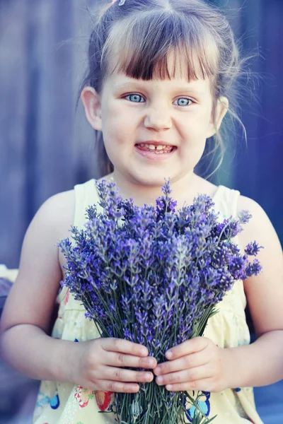 Niña Sosteniendo Ramo Lavanda —  Fotos de Stock