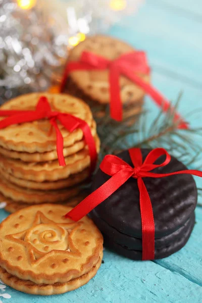 Galletas Chocolate Ataron Una Cinta Roja Regalo Sobre Fondo Madera — Foto de Stock