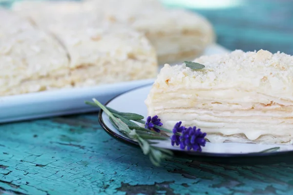 Napoleon Tårta Med Vaniljsås Och Lavendel — Stockfoto