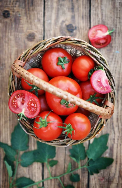 Tomates Domésticos Uma Cesta Uma Mesa Madeira — Fotografia de Stock