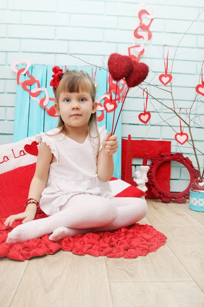 Klein Meisje Feestelijke Decor Voor Valentijnsdag — Stockfoto