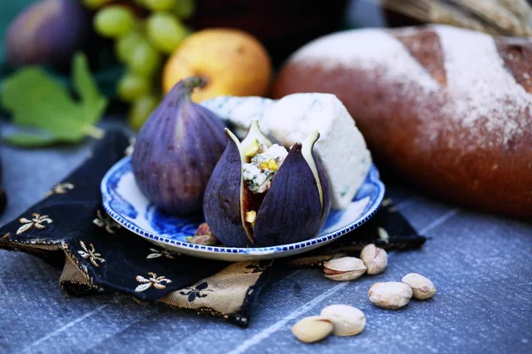 Petiscos Leves Queijo Figos Uvas Nozes — Fotografia de Stock