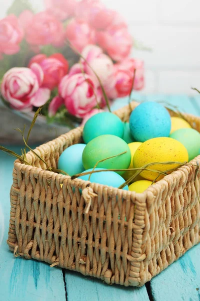 Wielkanocnym Koszyku Martwa Kolorowych Jaj — Zdjęcie stockowe