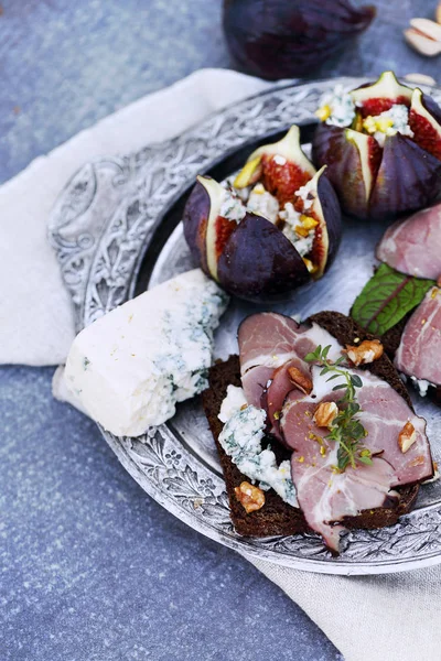 Bocadillos Con Carne Queso Azul Higos — Foto de Stock