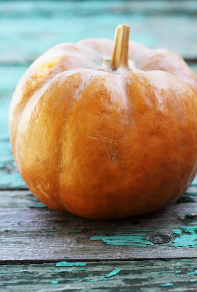 Sappige Oranje Pompoen Een Houten Tafel — Stockfoto