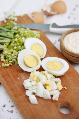 Demet ramson ve haşlanmış yumurta için bahar salatası