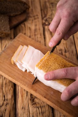 Ukrayna dili büyük bir parça domuz yağı bir ahşap arka plan üzerinde