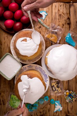 Paskalya kek buzlanma ve dekor ahşap arka plan üzerinde