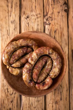 iki sosis yüzük bir seramik kase