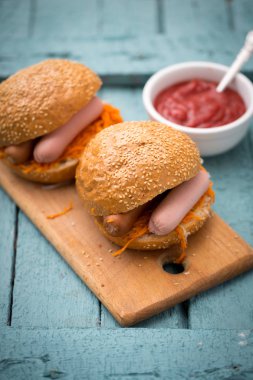 Hamburger ile mavi bir arka plan üzerinde sosis