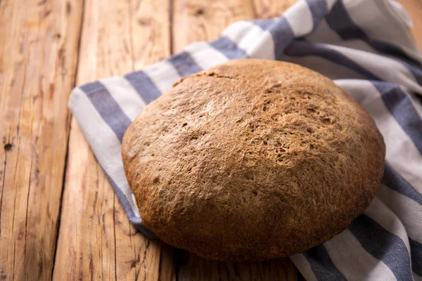 Gist Gratis Zelfgebakken Brood Een Houten Tafel — Stockfoto