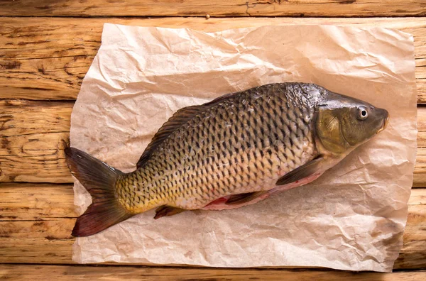 Skalade Färska Karp Pergament Ovanifrån — Stockfoto