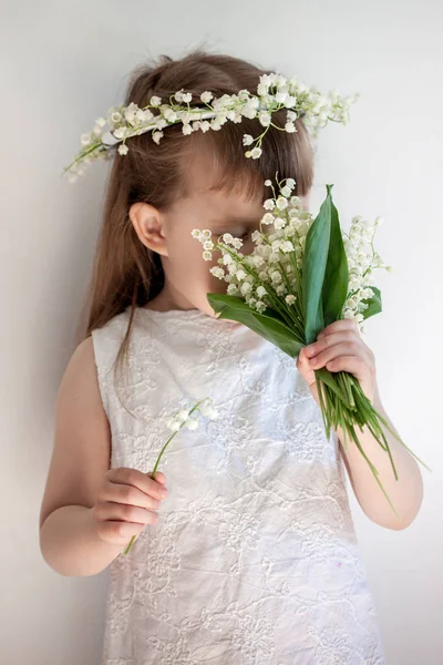 Petite Fille Dans Une Couronne Lis Vallée — Photo