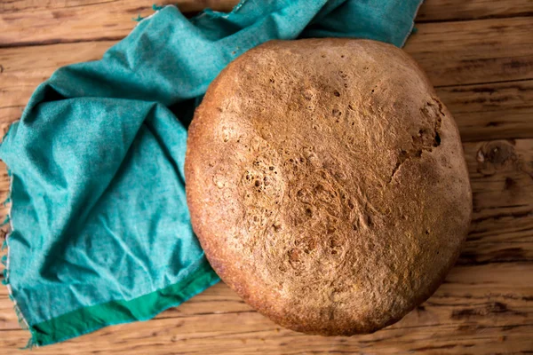 Gist Gratis Zelfgebakken Brood Een Houten Tafel — Stockfoto