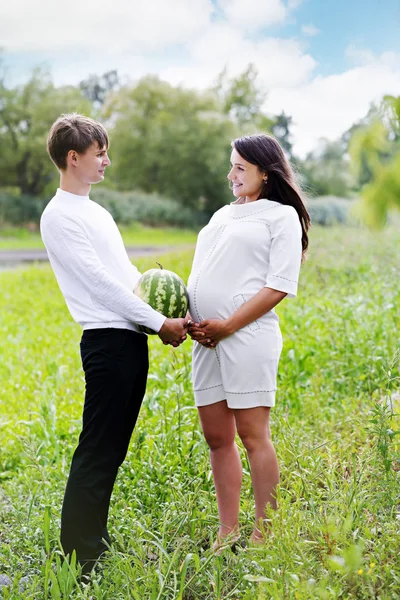 Unga Vackra Gravida Par Med Vattenmelon Händer — Stockfoto