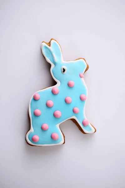 复活节粉红色的兔子饼干隔离在白色背景 — 图库照片