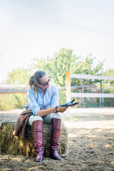 Het Meisje Stal Rechtmaakt Handschoenen — Stockfoto