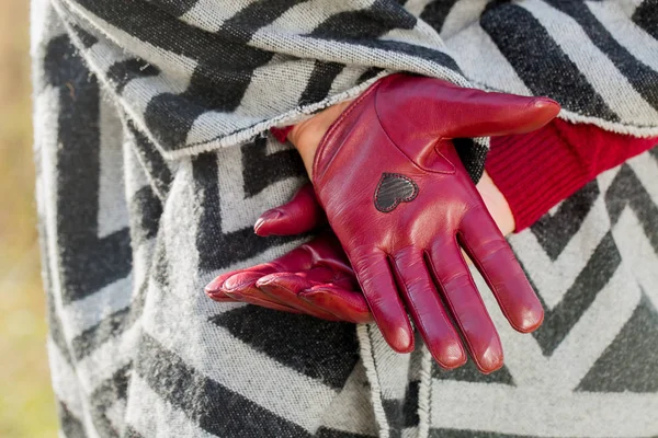 Vackra Eleganta Vinröda Handskar Med Ett Hjärta — Stockfoto