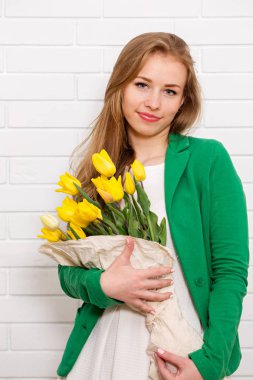 Lale beyaz duvar arka plan üzerinde güzel bir kadınla