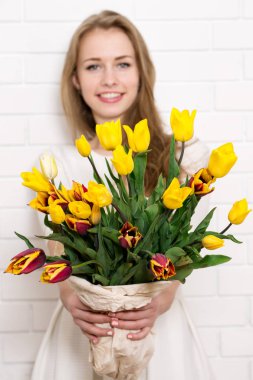 Kız bir buket verir