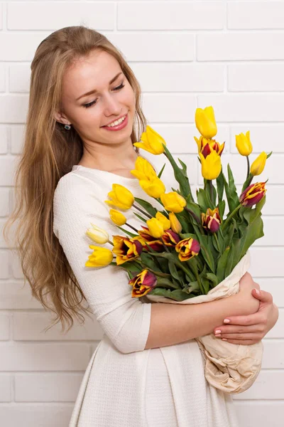 Girl looks at a bouquet — Stock Photo, Image