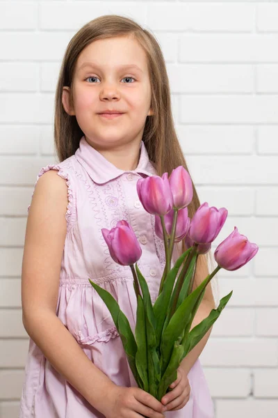 Menina com um buquê de tulipas — Fotografia de Stock