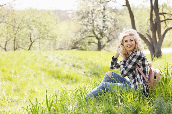 Belle fille reposant sur l'herbe — Photo