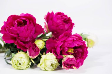 Yapay peonies bir buket