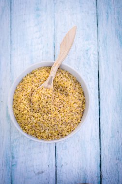 Bir kase içinde büyük bulgur