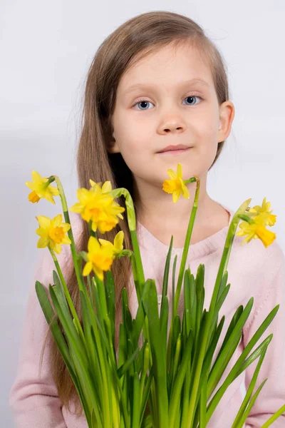 Menina segurando flores — Fotografia de Stock