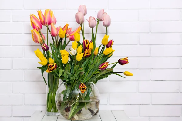 Buquês de tulipas em vasos na mesa — Fotografia de Stock